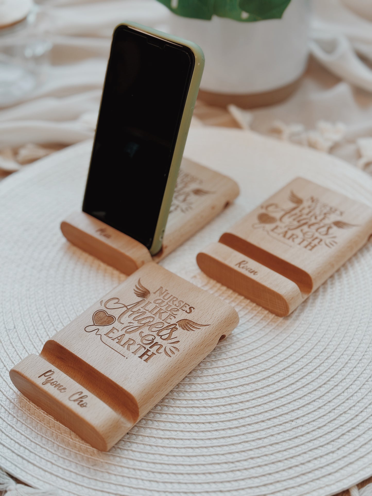 HÅLLA | Gentle Reminder Mobile Stand