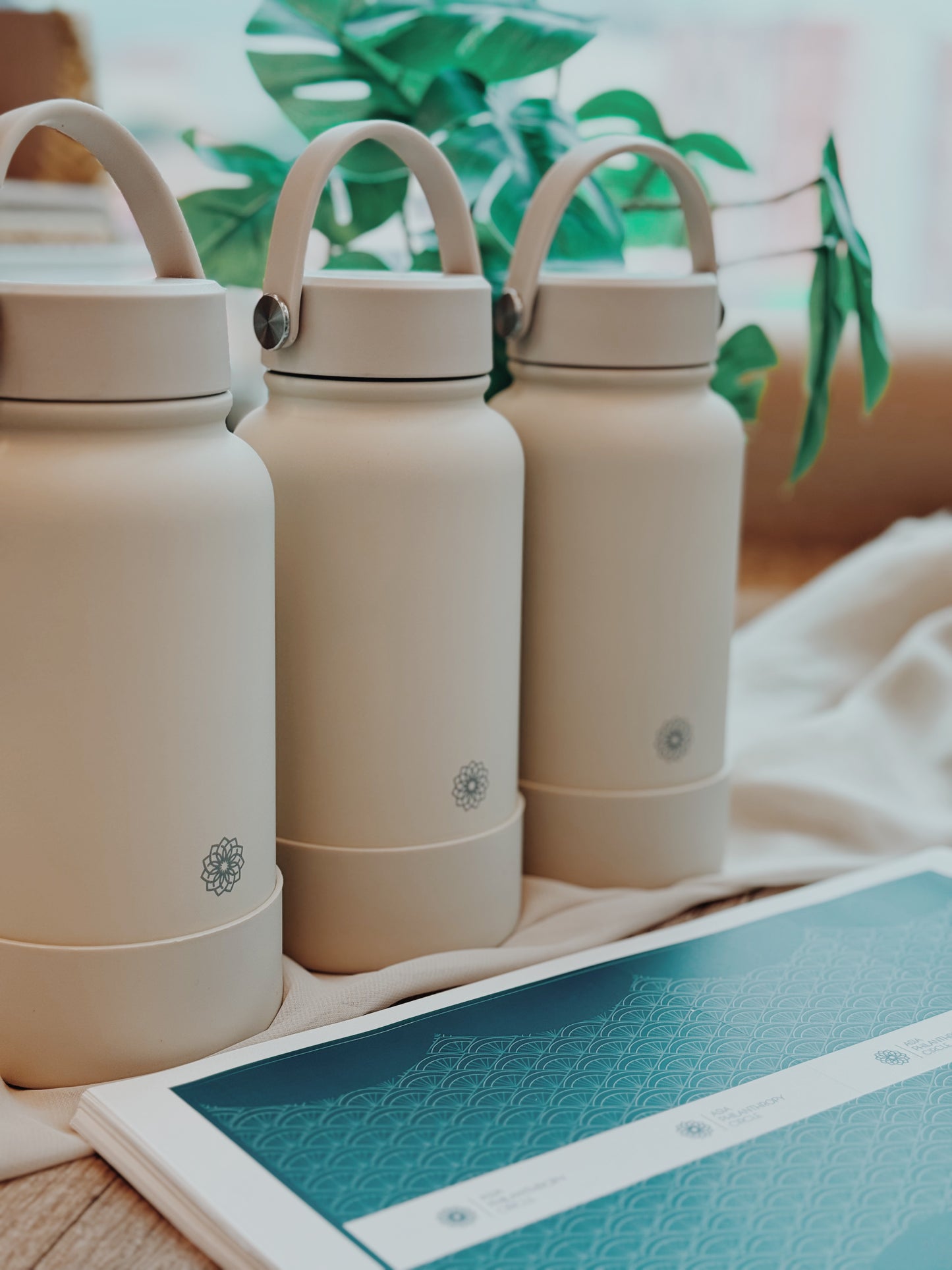 Customisable vacuum insulated Summit Tumbler – durable, double-walled thermal bottle for hot and cold drinks. Ideal for corporate gifts, event giveaways, and daily use.