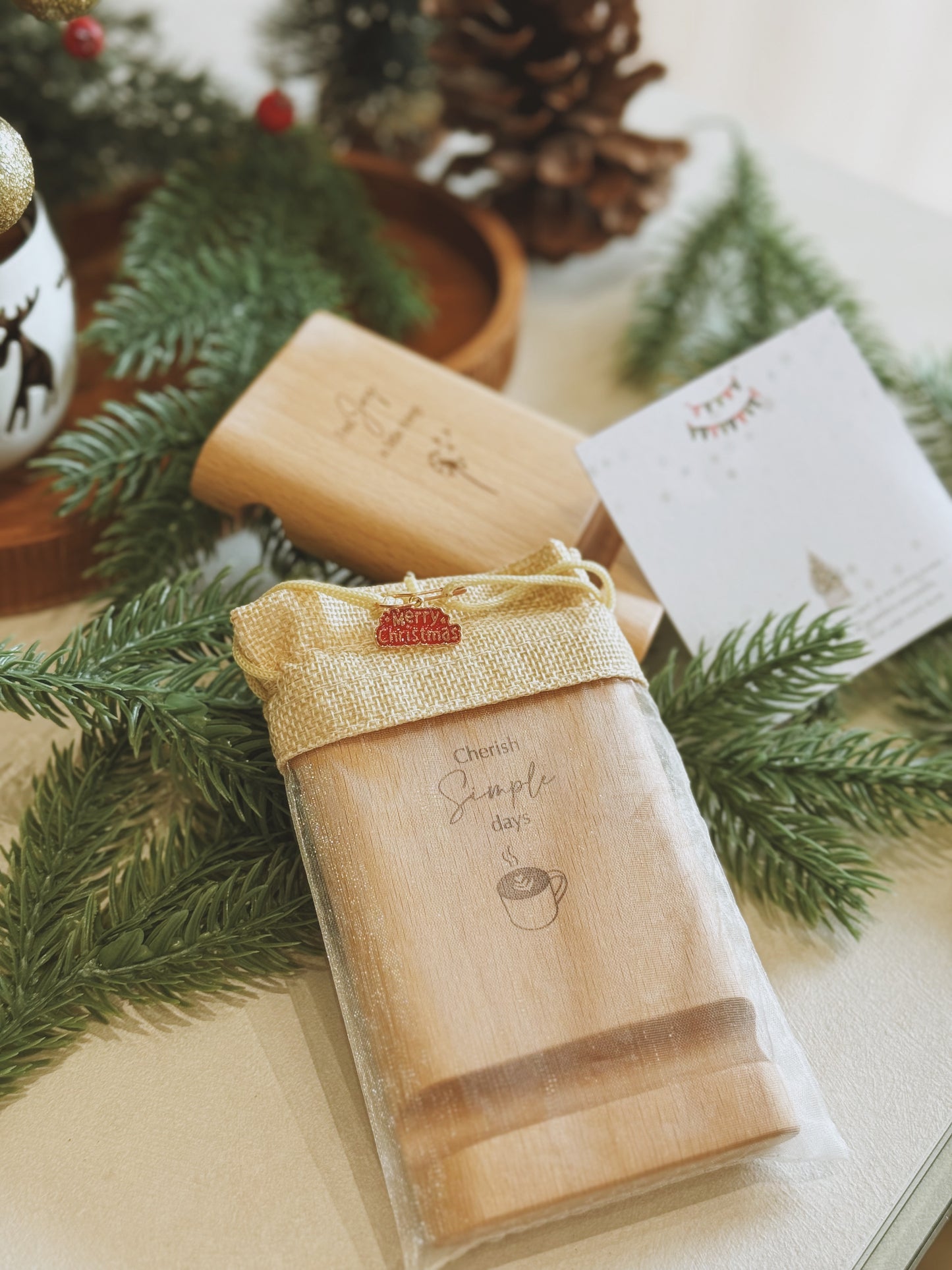 HÅLLA | Gentle Reminder Mobile Stand