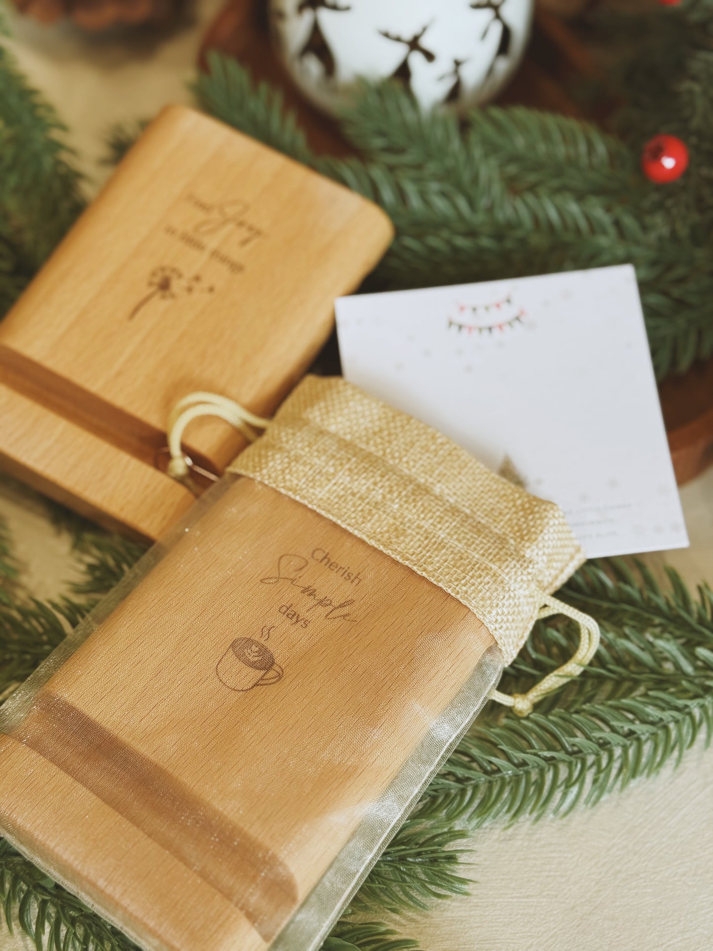 HÅLLA | Gentle Reminder Mobile Stand