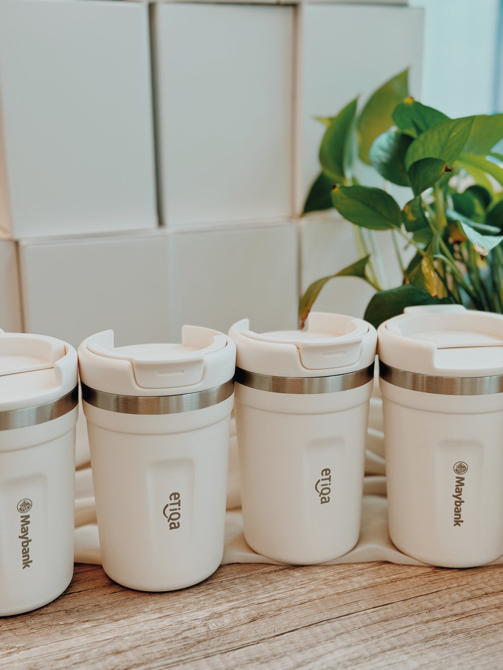 Customisable vacuum insulated Tumbler – durable, double-walled thermal bottle for hot and cold drinks. Ideal for corporate gifts, event giveaways, and daily use.